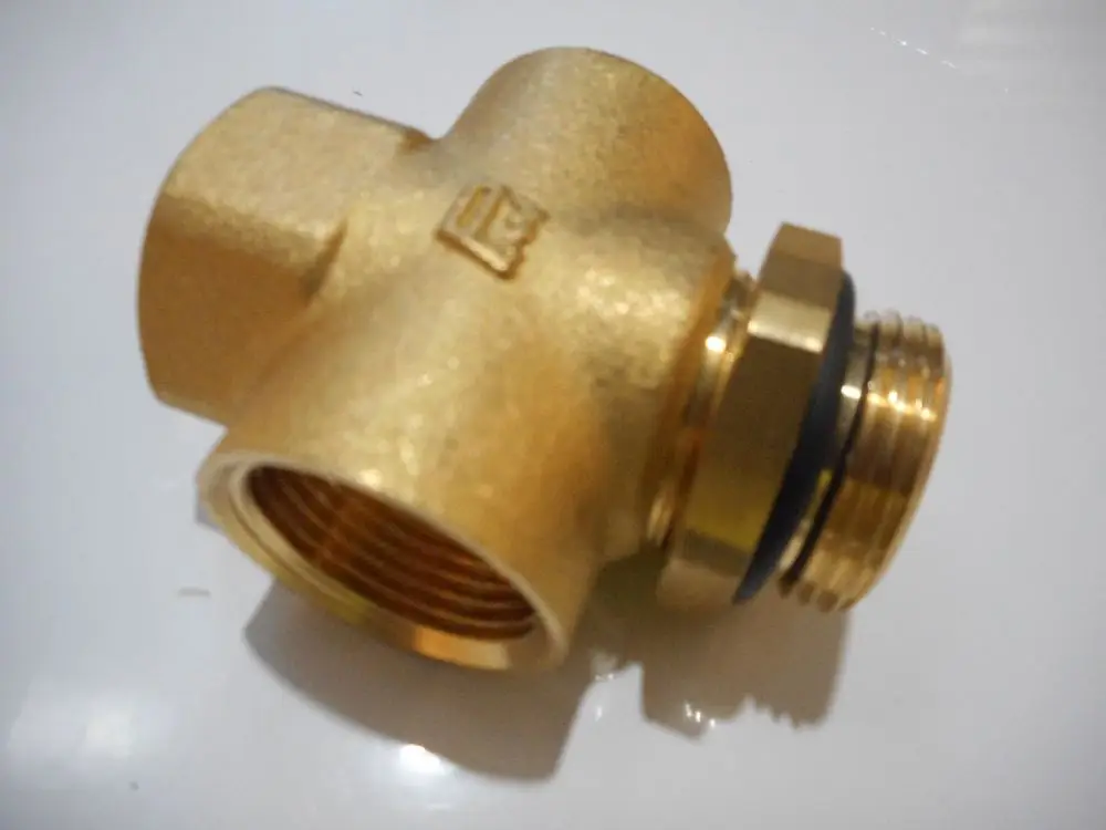 Goldfarbener Konterkreuz mit Gewindeanschluss, gefertigt aus Metall. Produkt von Remeha. Anwendungsbereich in der Sanitär- und Heizungsinstallation.